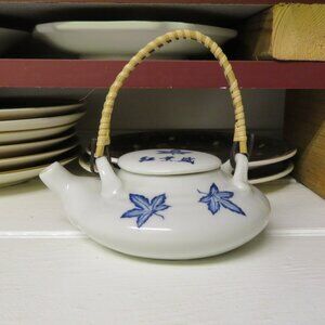 Small Japanese Teapot Blue Leaf Design (DK703)